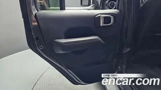Jeep Wrangler 2019 — Şəkil 26/31