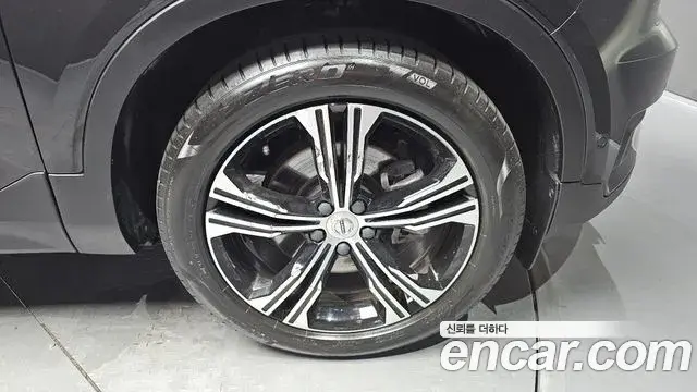 Volvo XC40 2019 — ფოტო 12/30