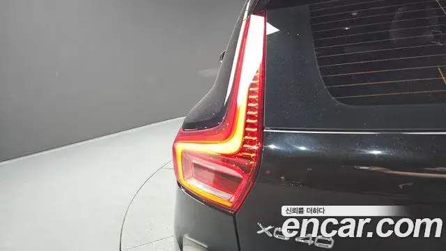 Volvo XC40 2019 — ფოტო 29/30