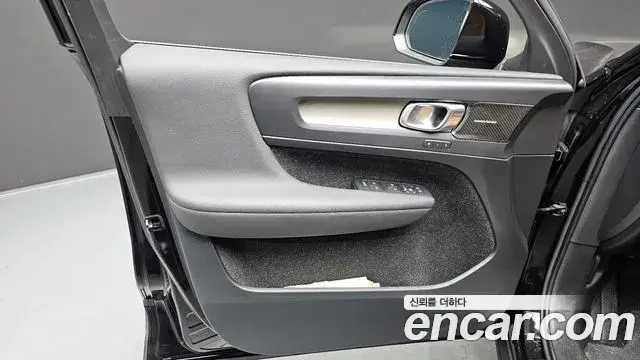 Volvo XC40 2019 — ფოტო 8/30