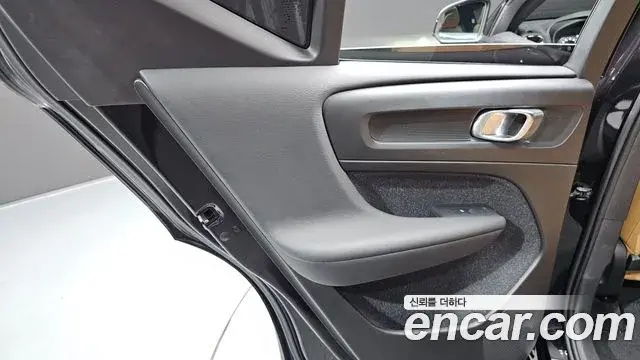 Volvo XC40 2019 — ფოტო 10/30