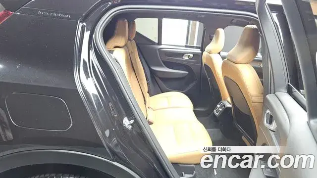 Volvo XC40 2019 — ფოტო 20/30