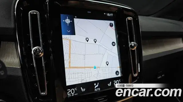 Volvo XC40 2019 — ფოტო 28/30