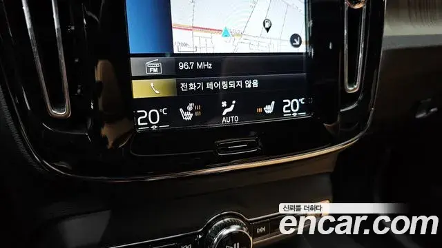 Volvo XC40 2019 — ფოტო 23/30