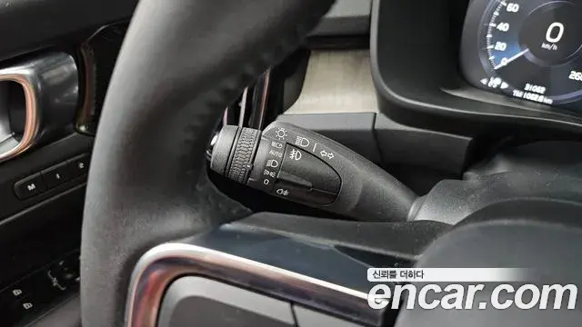 Volvo XC40 2019 — ფოტო 11/30