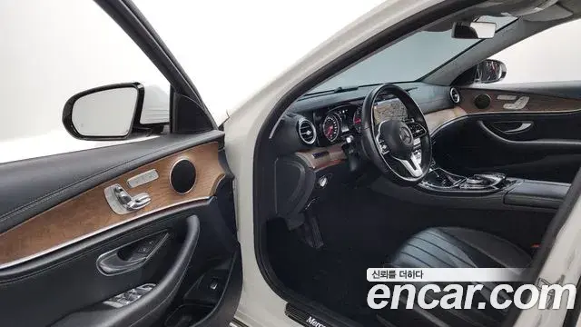 Mercedes-Benz E-Class 2020 — Фото 10/20