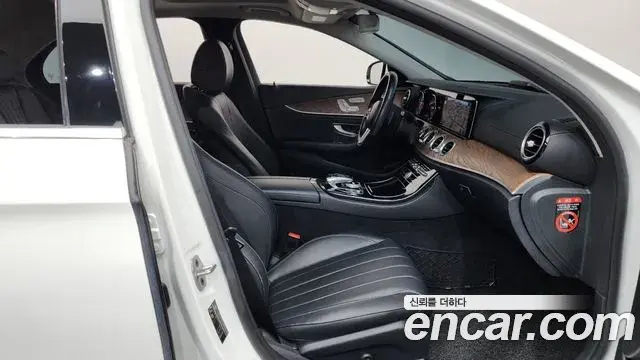 Mercedes-Benz E-Class 2020 — Фото 11/20