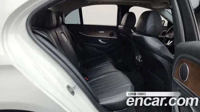 Mercedes-Benz E-Class 2020 — Фото 12/20