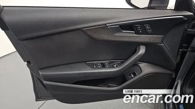 Audi A4 2019 — Photo 1/30