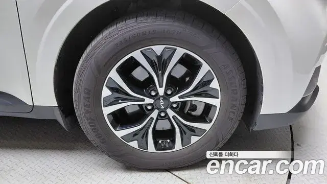 Kia Carnival 2022 — ფოტო 16/30