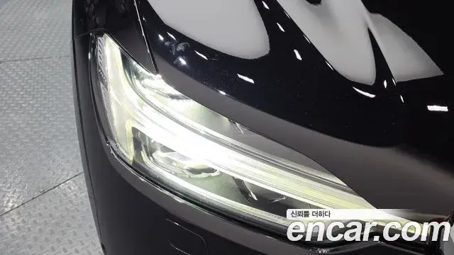 Volvo XC60 2021 — Şəkil 18/36