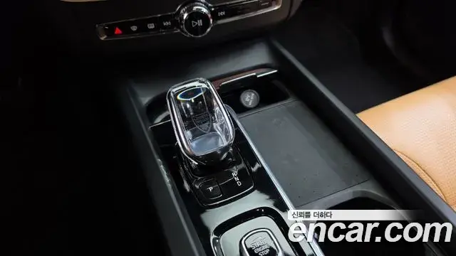 Volvo XC60 2021 — Şəkil 23/36