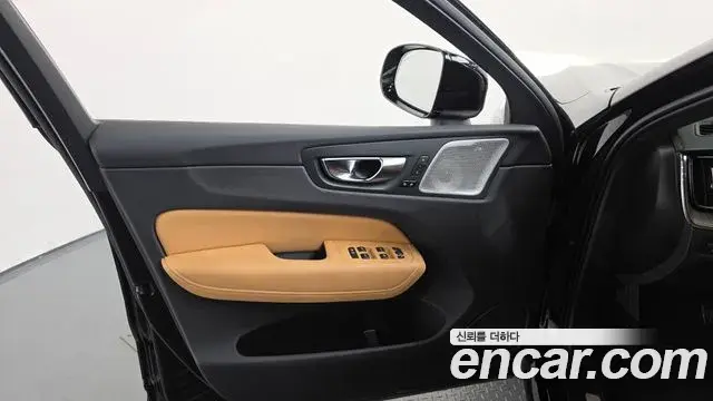 Volvo XC60 2021 — Şəkil 33/36