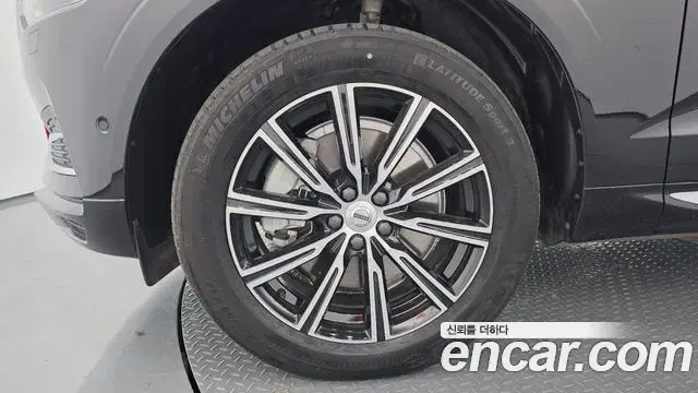 Volvo XC60 2021 — Şəkil 28/36