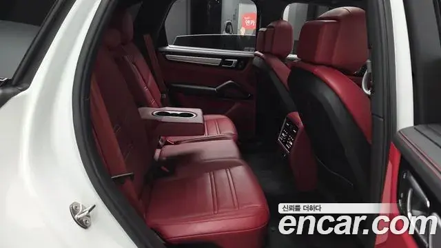 Porsche Cayenne 2023 — ფოტო 34/39