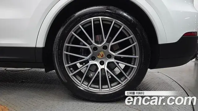 Porsche Cayenne 2023 — ფოტო 7/39