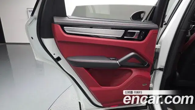 Porsche Cayenne 2023 — ფოტო 8/39