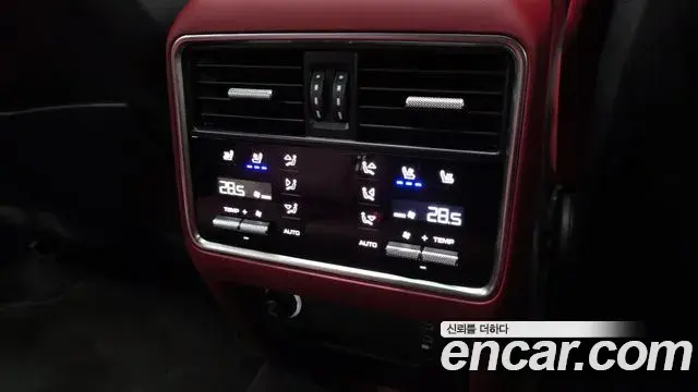 Porsche Cayenne 2023 — ფოტო 37/39