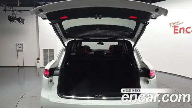 Porsche Cayenne 2023 — ფოტო 21/39