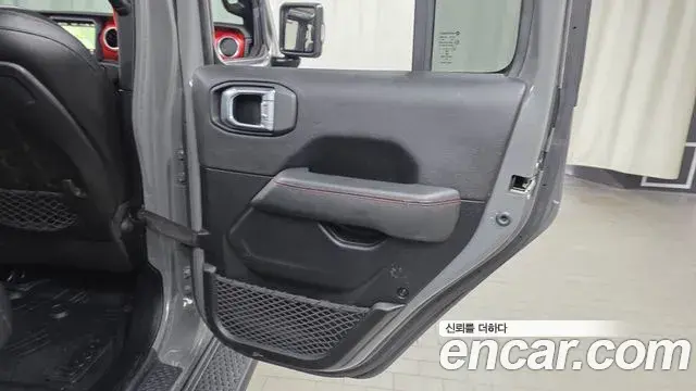 Jeep Wrangler 2021 — ფოტო 21/32