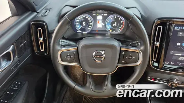 Volvo XC40 2019 — Photo 2/20