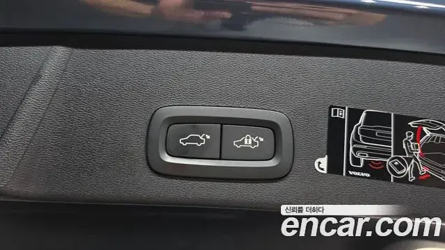 Volvo XC40 2019 — Photo 1/20
