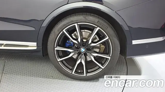 BMW X7 2022 — ფოტო 27/31