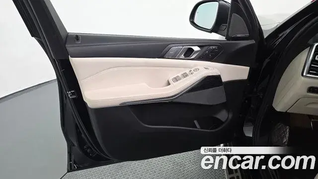 BMW X7 2022 — ფოტო 23/31