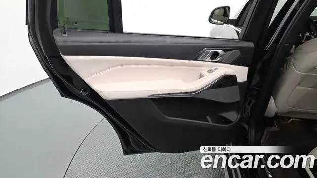 BMW X7 2022 — ფოტო 15/31