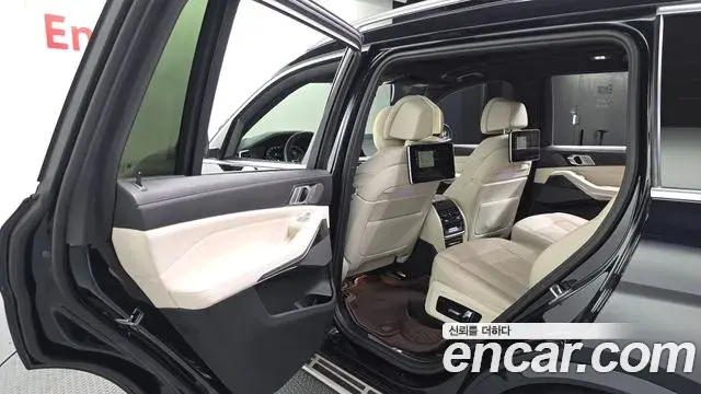 BMW X7 2022 — ფოტო 8/31