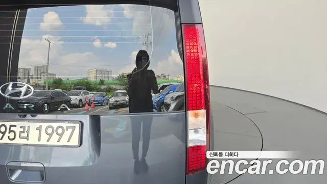 Hyundai Staria 2023 — Photo 8/32