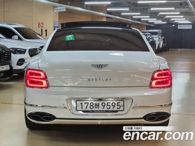 Bentley Flying Spur 2022 — ფოტო 16/20