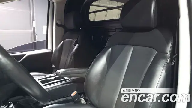 Hyundai Staria 2021 — ფოტო 8/30