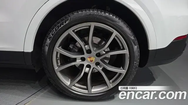 Porsche Cayenne 2019 — Photo 11/35
