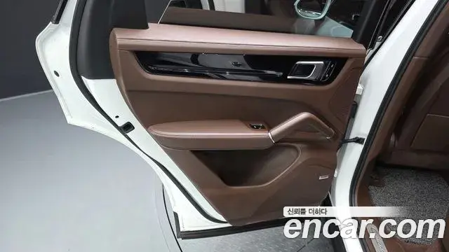 Porsche Cayenne 2019 — Photo 16/35