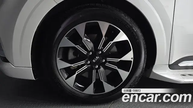 Kia Carnival 2021 — Фото 4/20