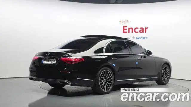 Mercedes-Benz S-Class 2023 — Photo 17/33
