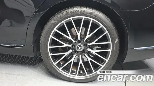 Mercedes-Benz S-Class 2023 — Photo 10/33