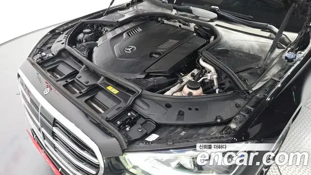 Mercedes-Benz S-Class 2023 — Photo 7/33