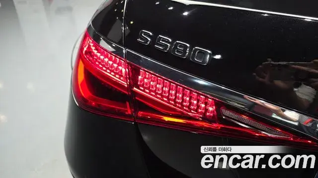 Mercedes-Benz S-Class 2023 — Photo 18/33