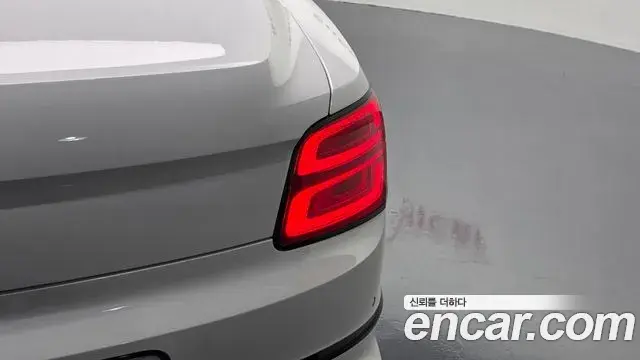 Bentley Flying Spur 2023 — ფოტო 19/37