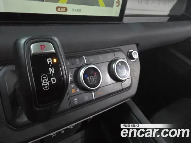 Land Rover Defender 2020 — Photo 5/20