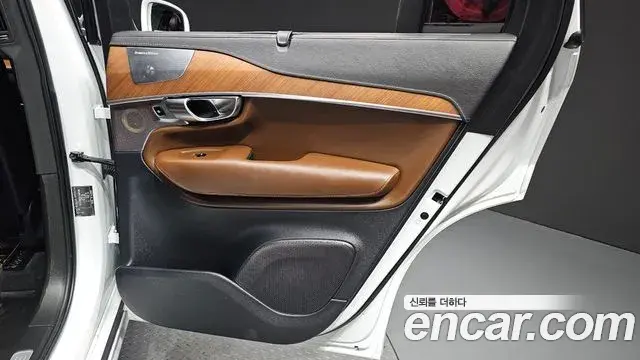 Volvo XC90 2019 — Şəkil 17/30