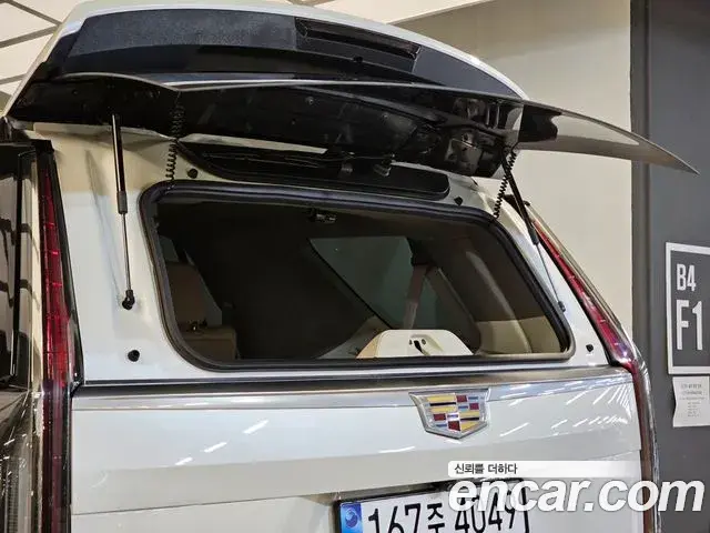 Cadillac Escalade 2021 — Photo 15/20