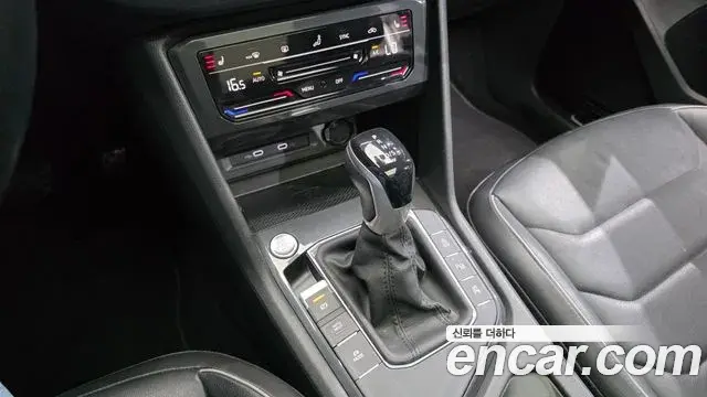 Volkswagen Tiguan 2021 — Photo 25/34