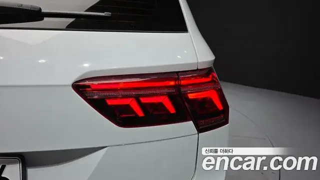 Volkswagen Tiguan 2021 — Photo 17/34