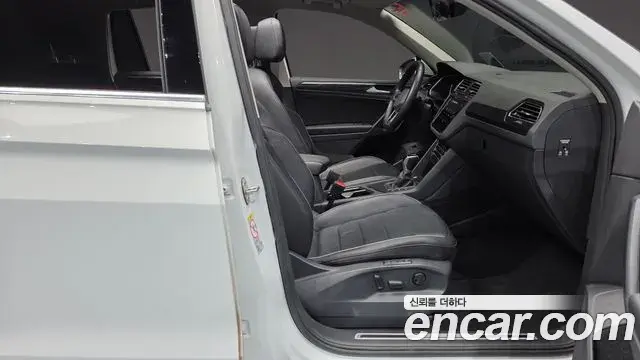 Volkswagen Tiguan 2021 — Photo 9/34