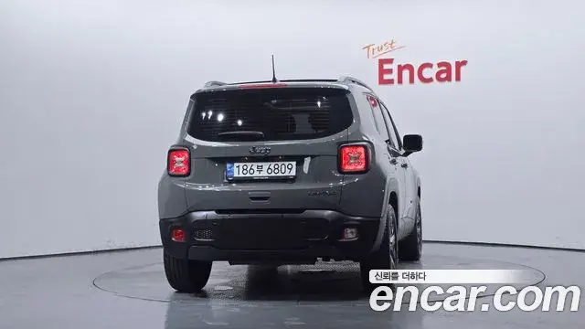 Jeep Renegade 2022 — ფოტო 28/32