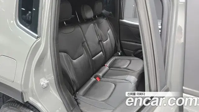 Jeep Renegade 2022 — ფოტო 8/32
