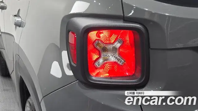 Jeep Renegade 2022 — ფოტო 24/32